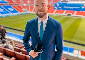 Reportér Jan Socha s mikrofonem CNN Prima News