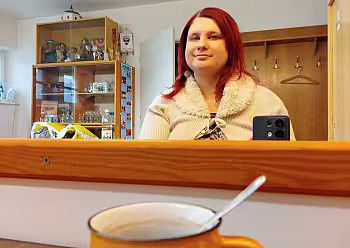 Moderátorka Kristýna Zieglerová se chystá na představení. - pekelně se soustředím