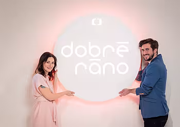Moderátorka Michaela Casková drží s kolegou ceduli Dobré ráno.
