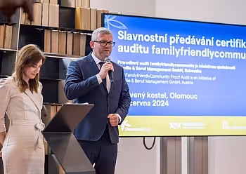 Michaela Caskova moderuje s kolegou slavnostní předávání certifikovaného auditu Family Friendly Community.